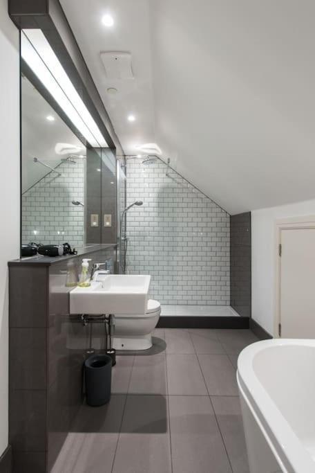 Cool Urban Apartment With Stunning Castle Views Edynburg Zewnętrze zdjęcie